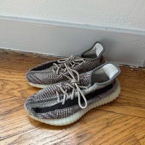 Yeezy size 7 men’s 8.5 women’s